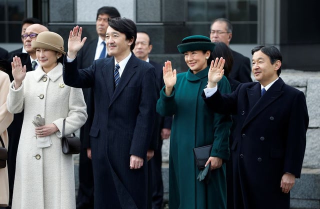 Hoàng tử Akishino (thứ hai từ trái sang) - con trai thứ 2 của Nhật hoàng, và phu nhân - Công chúa Kiko cũng có mặt trong lễ tiễn. (Ảnh: Reuters)