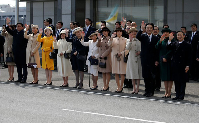   Các thành viên Hoàng gia Nhật Bản và Thủ tướng Abe cùng phu nhân vẫy tay chào Nhà vua Akihito và Hoàng hậu Michiko. (Ảnh: Reuters)  