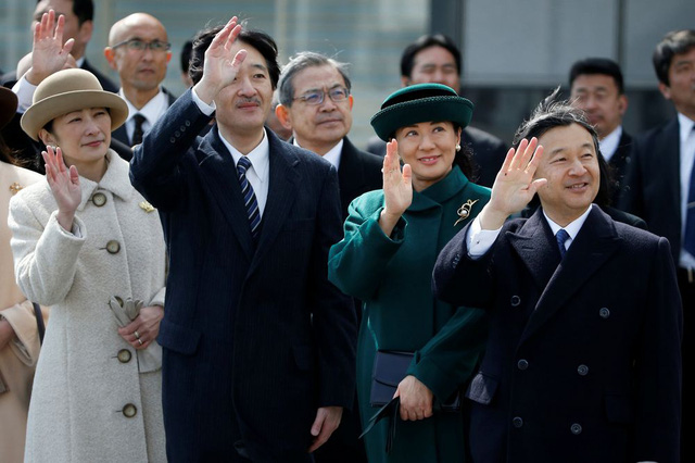   Nhật Hoàng Akihito và Hoàng hậu Michiko hôm nay bắt đầu chuyến thăm Việt Nam lần đầu tiên. Máy bay của Nhà vua Nhật Bản rời thủ đô Tokyo vào sáng nay và dự kiến tới Hà Nội vào buổi chiều. (Ảnh: Reuters)  