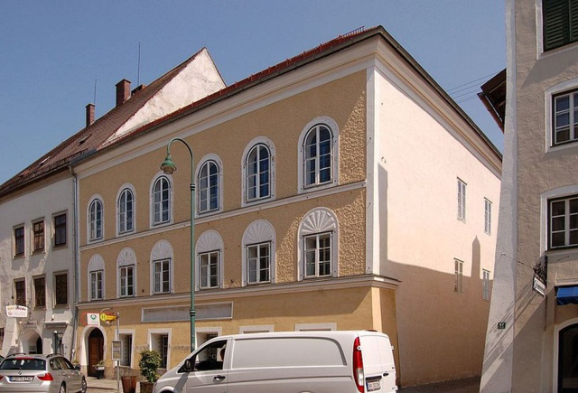 Tòa nhà với nền tường màu be là nơi trùm phát xít Đức Hitler ra đời