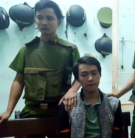 Đối tượng cướp ngân hàng Phan Văn Hoàng bị bắt tại cơ quan CSĐT Công an quận Sơn Trà.
