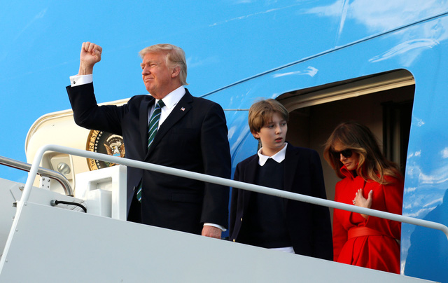 Tổng thống Trump tới Mar-a-Lago sau khi tiếp đón trọng thể Thủ tướng Đức Angela Merkel tại Nhà Trắng. Đây là chuyến đi thứ 5 của ông Trump tới khu nghỉ dưỡng xa hoa này kể từ khi nhậm chức. Trong ảnh: Gia đình Tổng thống Trump chuẩn bị bước từ chuyên cơ Không lực Một xuống sân bay ở Florida.
