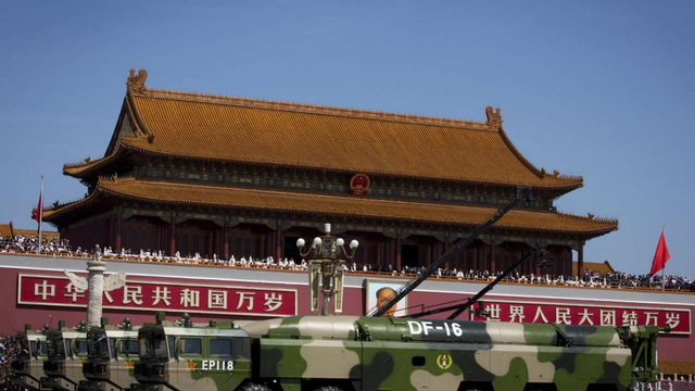 Tên lửa DF-16 của Trung Quốc trong một cuộc duyệt binh tại Bắc Kinh năm 2015 (Ảnh: AP)