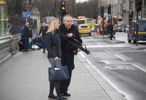 Cảnh sát hỗ trợ một phụ nữ trên cầu Westminster 