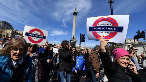 Hàng chục nghìn người tham gia biểu tình phản đối Brexit ở London ngày 25/3. (Ảnh: AFP)