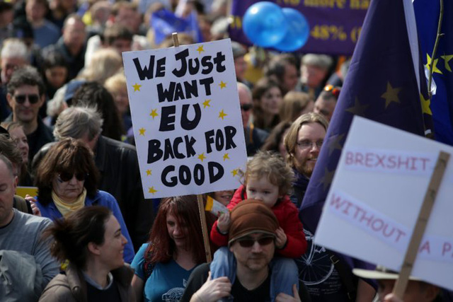   Người biểu tình hy vọng có thể thuyết phục Thủ tướng Anh Theresa May đối ý. (Ảnh: AFP)  