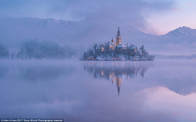 Bức ảnh chụp một hòn đảo nhỏ trong ngày đông lạnh giá đoạt giải nhì ở hạng mục National Awards, tác giả là một tay máy người Slovenia.