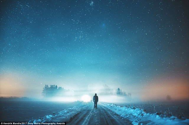 Đêm sương mù huyền ảo ở Estonia. Ảnh đoạt giải ba hạng mục National Awards cho tay máy người Estonia.