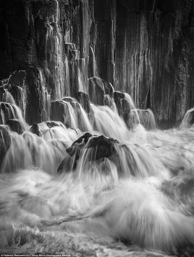 Một thác nước ở bang New South Wales, Úc. (Giải nhì National Awards, tay máy người Venezuela)