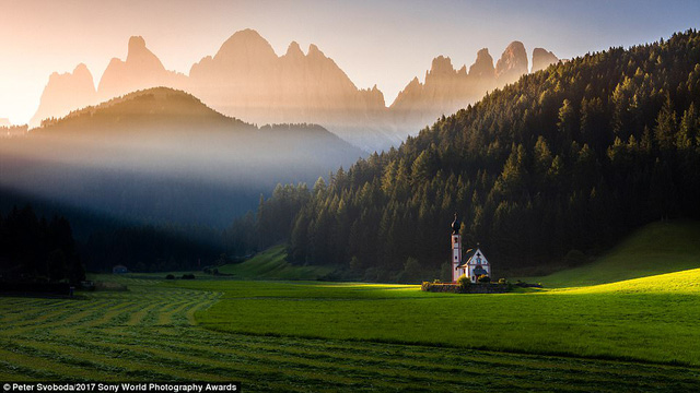 Ảnh chụp ở vùng Santa Maddalena, tỉnh Nam Tirol, Ý. (Giải nhất National Awards, tay máy người Slovakia)