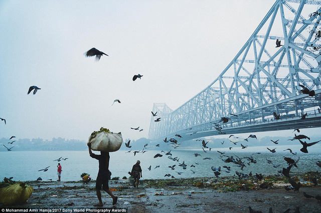 Một sáng mùa đông dưới chân cầu ở Howrah, Ấn Độ. (Giải nhất National Awards, tay máy người Bangladesh)