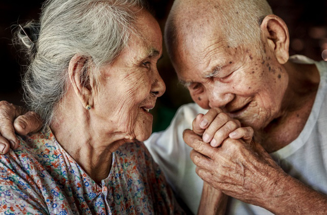Một cặp vợ chồng cao niên. (Giải ba National Awards, tay máy người Myanmar)