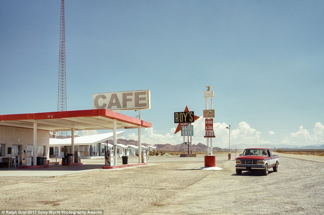 Roy’s café là một cây xăng, kiêm quán ăn, nhà nghỉ ven đường, nằm trong một vùng sa mạc của bang California, Mỹ. Ảnh đem về giải nhất hạng mục National Awards cho tay máy người Đức.