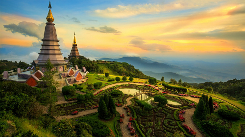 Chiang Mai là điểm du lịch đáng chú ý của Thái Lan, nằm cách thủ đô Bangkok 700 km về hướng bắc. Nơi đây sở hữu vẻ đẹp thơ mộng, cuốn hút của thiên nhiên với núi rừng, đồng ruộng màu mỡ, nét truyền thống nguyên vẹn tại các ngôi làng và kiến trúc đặc trưng của chùa chiền. Ảnh: Lonely Planet.
