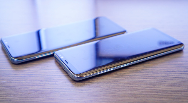 Galaxy S8 có 2 phiên bản màn hình khác nhau là 5.8 inch và 6.2 inch, chế tác Infinity Display và thiết kế đường viền mỏng, không nút bấm hoặc chi tiết gồ ghề tạo nên một màn hình liền mạch, trơn láng.