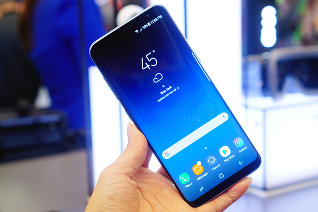 Không chỉ vậy, Samsung còn cho biết, Galaxy S8 còn được chứng nhận chuẩn Mobile HDR PremiumTM bởi tổ chức UHD Alliance, Galaxy S8 cho phép người dùng tận hưởng các hình ảnh có màu sắc rực rỡ và độ tương phản cao đúng với ý đồ nghệ thuật của các nhà làm phim muốn gửi tới người xem.