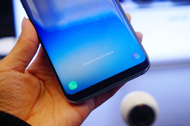 Một điểm đáng lưu ý đó là Samsung cũng loại bỏ nút home cứng trên bộ đôi Galaxy S mới và đưa tính năng này vào bên trong màn hình. Người dùng chỉ cần nhấn tay vào góc phím home trên màn hình sẽ mở khóa vào màn hình chính.
