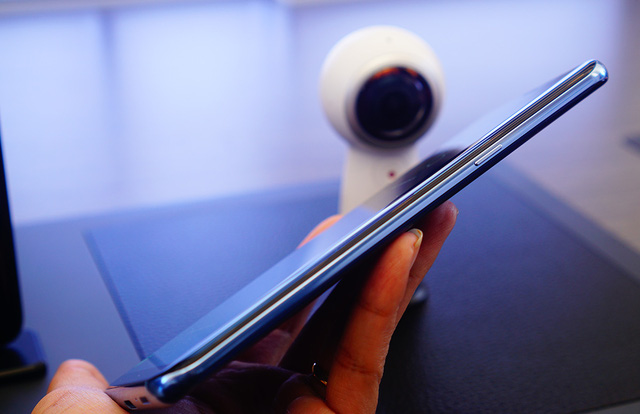Để tăng thêm trải nghiệm, Galaxy S8 lần đầu tiên trang bị Bixby, một giao diện thông minh giúp người dùng tận dụng được nhiều lợi ích hơn từ điện thoại.