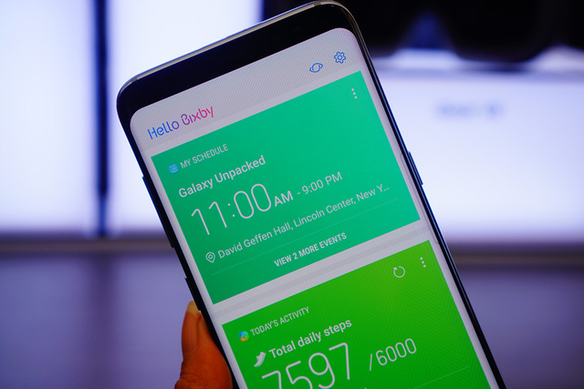 Với nút chức năng Bixby mới, người dùng có thể dễ dàng kích hoạt Bixby và lựa chọn các dịch vụ và ứng dụng do Bixby cung cấp, bao gồm điều khiển bằng giọng nói, bằng cảm ứng chạm, bằng hình ảnh hoặc văn bản. Khi khởi động, chức năng Thoại (Voice) của Bixby sẽ tích hợp với một số ứng dụng và tính năng sẵn có của Samsung bao gồm Camera, Danh bạ, Bộ Sưu tập, Tin nhắn và Cài đặt.