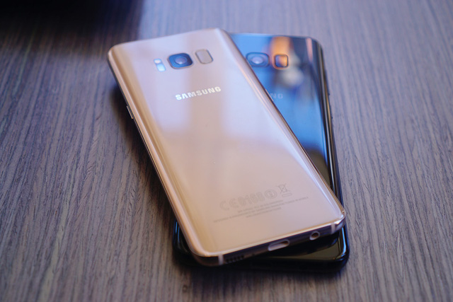 Samsung cũng tích hợp giải pháp DeX mới trên Galaxy S8, giúp biến điện thoại thông minh của bạn thành máy tính để bàn bằng cách mang lại trải nghiệm máy tính để bàn bảo mật. Với Samsung DeX, người dùng có thể dễ dàng hiển thị và chỉnh sửa dữ liệu từ điện thoại, làm việc từ smartphone nhanh hơn và thông minh hơn.