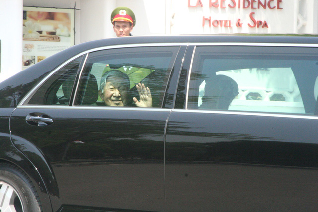   Nhật hoàng rời khách sạn La Residence  