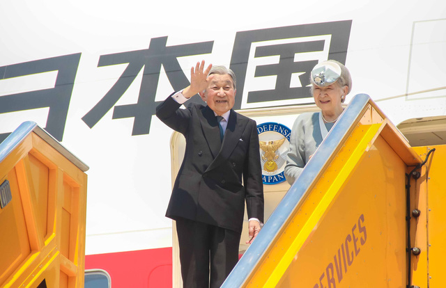 Nhật hoàng Akihito và Hoàng hậu Michiko chào tạm biệt người dân Việt Nam