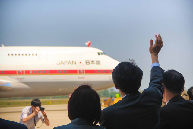   Chuyên cơ riêng chở Nhật hoàng và Hoàng hậu rời Việt Nam, kết thúc tốt đẹp chuyến thăm lịch sử.  