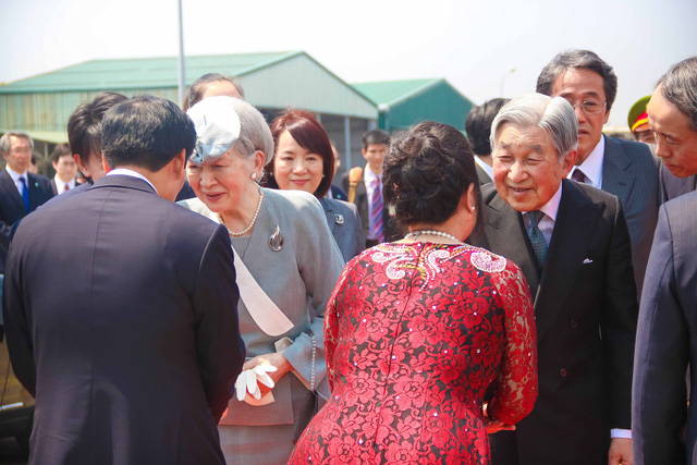 Nhật hoàng và Hoàng hậu bắt tay chào các lãnh đạo Trung ương, địa phương tại sân bay quốc tế Phú Bài