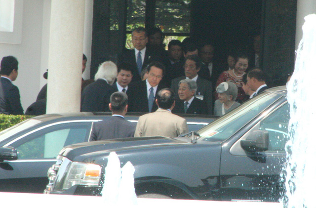   Nhật hoàng và Hoàng hậu chào các nhân viên khách sạn La Residence ở TP Huế trước khi lên xe ra sân bay Phú Bài  