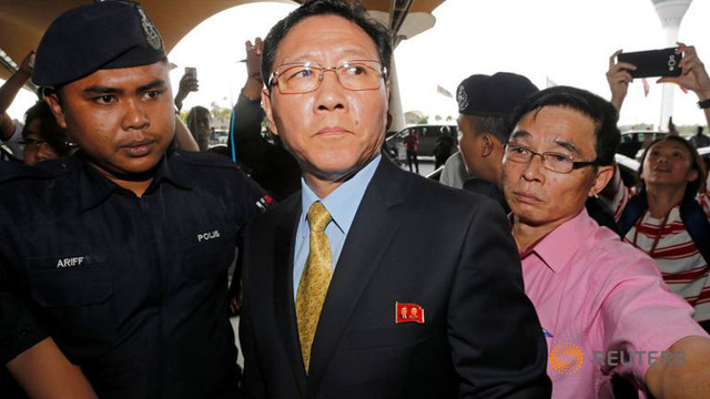 Đại sứ Triều Tiên Kang Chol tại sân bay Kuala Lumpur chiều 6/3 trước khi bắt chuyến bay rời Malaysia theo lệnh trục xuất. (Ảnh: Reuters)