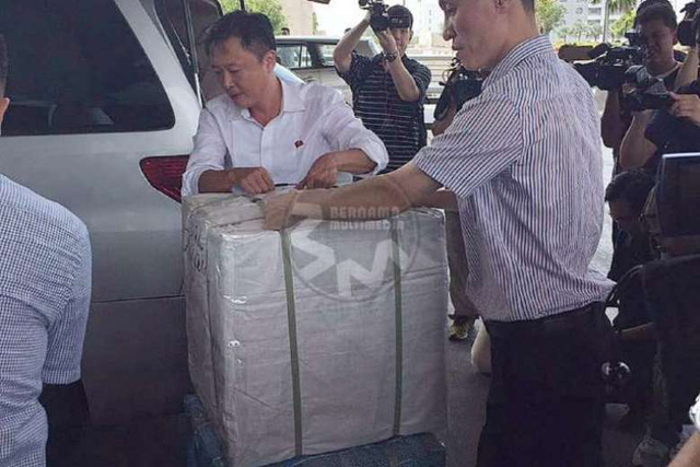   Hành lý của gia đình Đại sứ Kang Chol đóng thành 4 hộp, 3 vali và một màn hình TV 32 inch. (Ảnh: Bernama)  