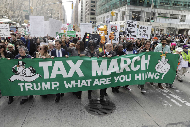 Đoàn người biểu tình ở New York mang theo khẩu hiệu lớn với nội dung Ông Trump, ông đang che giấu cái gì vậy?, ngụ ý việc tổng thống không công khai thông tin thuế.