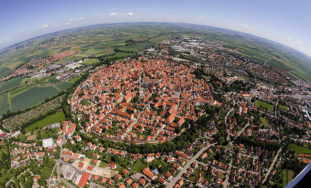 Thị trấn Nördlingen thuộc miền nam nước Đức nhìn từ trên cao