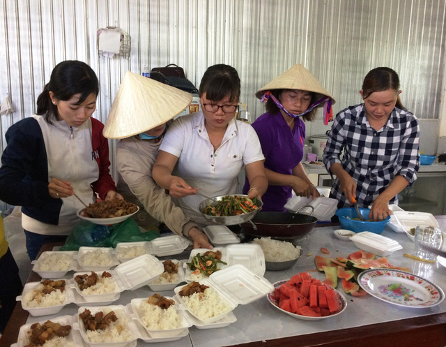 Biết người dân không có nơi nấu ăn, địa phương huy động chị em phụ nữ trong xã nấu cơm phục vụ người dân và lực lượng đang làm nhiệm vụ