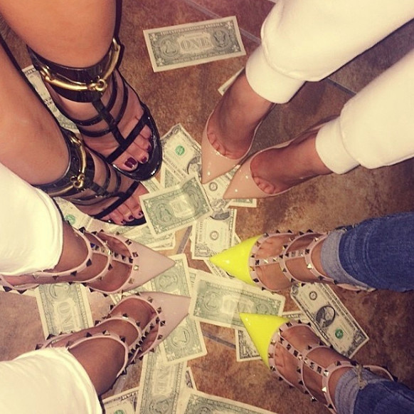Hình ảnh gây tranh cãi của một nhóm các quý cô chơi ngông khi thản nhiên đưa chân dẫm lên những tờ tiền USD.