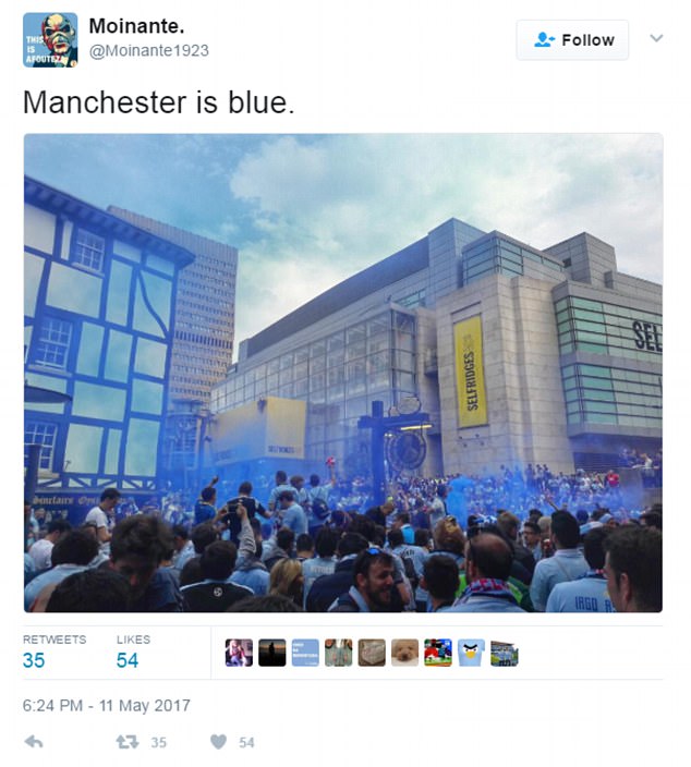 Trước trận đấu, nhiều CĐV Celta Vigo đã có mặt ở khu trung tâm thành phố Manchester. Họ mặc những chiếc áo xanh da trời truyền thống của CLB, hát vang những ca khúc cổ vũ Celta Vigo. Chưa dừng lại ở đó, đám đông CĐV này đã “nhuộm” Manchester trong làn khói màu xanh nước biển. Điều đó thể hiện sự đối lập của MU trước thềm tran đấu.