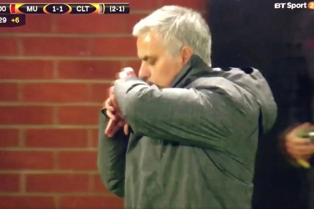 HLV Mourinho hôn lên cổ tay trong những phút bù giờ trận đấu với Celta Vigo