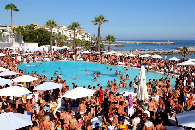 Những bữa tiệc bể bơi sexy và hút khách nhất thế giới