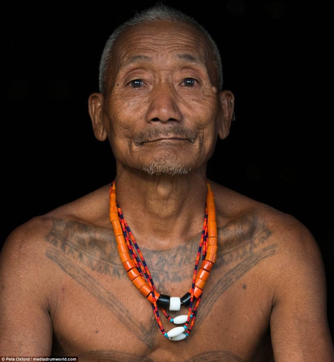 Mật mã đáng sợ trên da người sống của thổ dân Ấn Độ