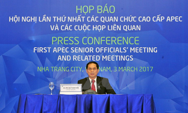 Thứ trưởng Bộ Ngoại giao Việt Nam Bùi Thanh Sơn trao đổi với báo giới về những kết quả đạt được sau 10 ngày diễn ra SOM 2 (ảnh: TTXVN)