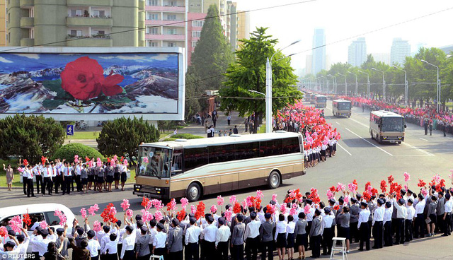 Hàng nghìn người đã tập trung tại các tuyến đường ở thủ đô Bình Nhưỡng, mang theo cờ hoa và bóng bay vẫy chào các nhà khoa học. Họ được chào đón như những người anh hùng của đất nước Triều Tiên. (Ảnh: Reuters)
