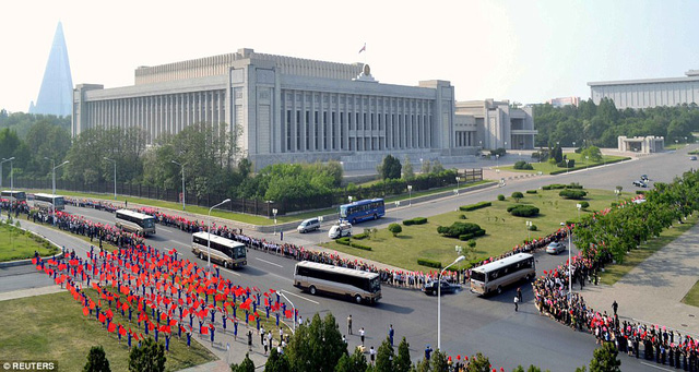 Nhiều học sinh, sinh viên và các em nhỏ cũng xếp hàng chào đón những người được gọi là “anh hùng” của đất nước Triều Tiên. (Ảnh: Reuters)