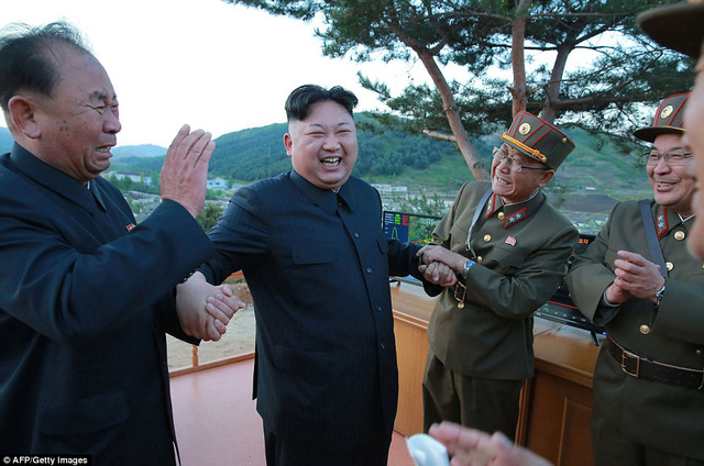 Trước đó, KCNA công bố bức ảnh nhà lãnh đạo Triều Tiên Kim Jong-un cười rạng rỡ bên cạnh các tướng lĩnh quân đội khi theo dõi vụ phóng thử tên lửa Hwasong-12. (Ảnh: AFP)