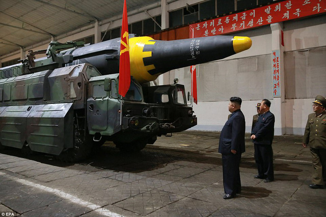 Ông Kim Jong-un trực tiếp thị sát các tên lửa. (Ảnh: EPA)