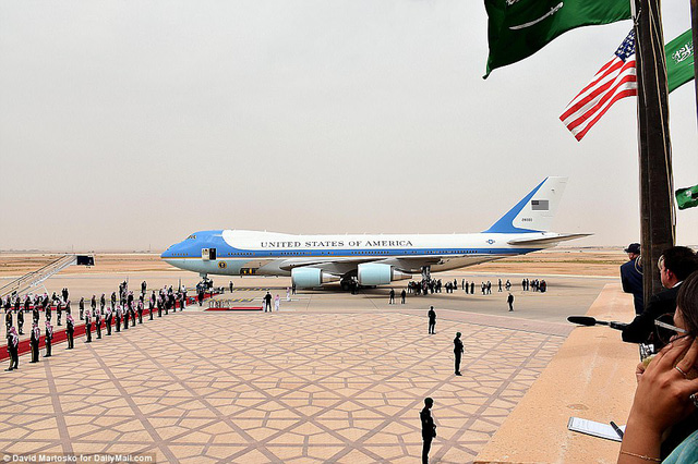   Thảm đỏ được chuẩn bị tại sân bay để chào đón nhà lãnh đạo Mỹ tại sân bay quốc tế Vua Khalid ở thủ đô Riyadh ngày 20/5.  