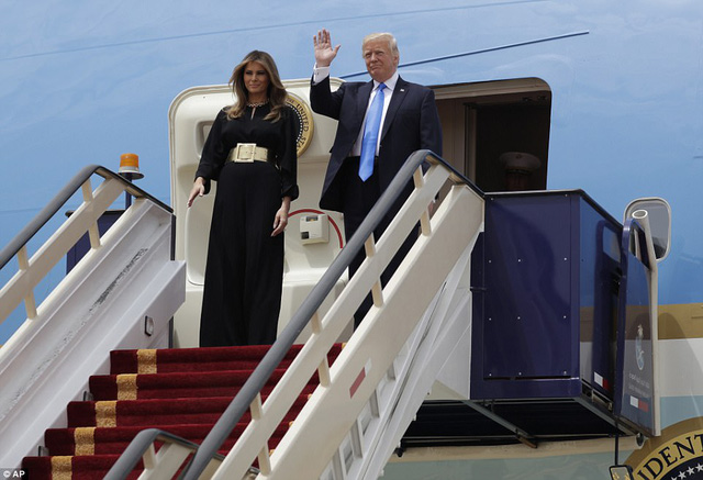   Tổng thống Mỹ Donald Trump vẫy tay chào khi ông và Đệ nhất phu nhân Melania Trump bước ra từ chuyên cơ Không lực Một tại sân bay Vua Khalid ở thủ đô Riyadh ngày 20/5.  