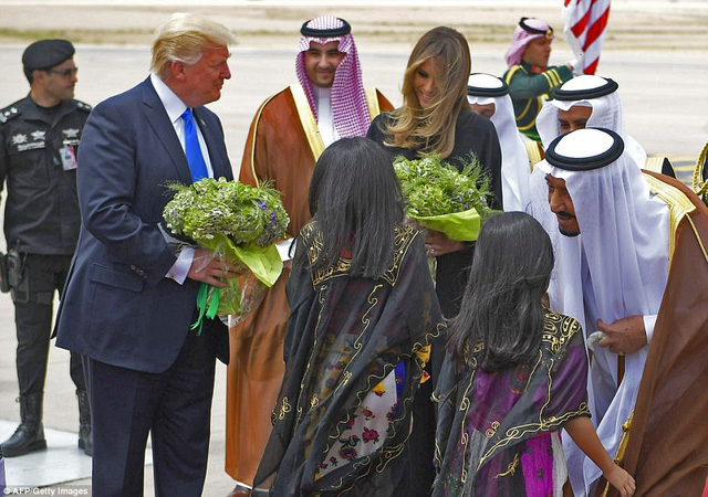   Hai bé gái tặng hoa cho Tổng thống Trump và phu nhân Melania. Quốc vương Salman bin Abdul-aziz al Saud (phải) ra tận sân bay để đón nhà lãnh đạo Mỹ.  