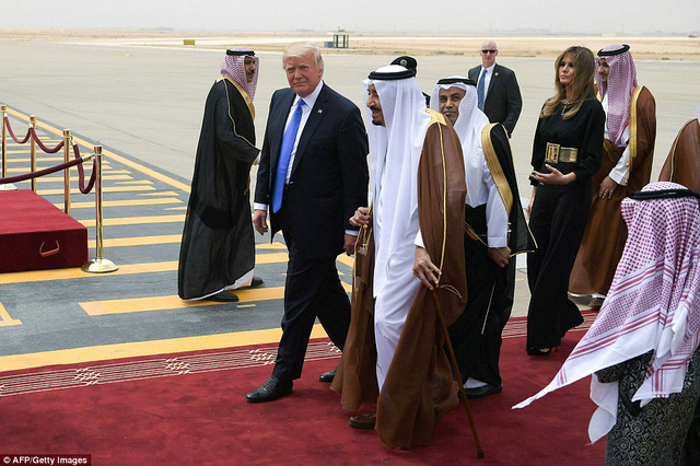   Tổng thống Trump và Quốc vương Ả-rập Xê-út bước trên thảm đỏ tại sân bay Vua Khalid.  