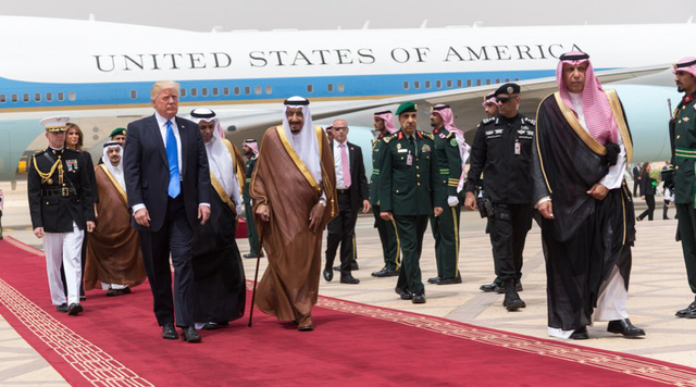  Đây là lần đầu tiên một tổng thống Mỹ chọn Ả-rập Xê-út hay một quốc gia có đa số dân là người Hồi giáo là điểm đến đầu tiên cho chuyến công du nước ngoài mở màn trên cương vị tổng thống  