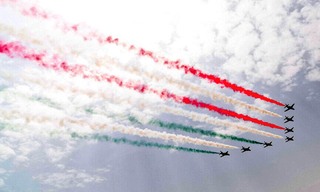   Các máy bay nhả khói 3 màu của quốc kỳ Mỹ dàn hàng trên bầu trời và những phát đại bác chào mừng cũng vang lên trong lễ đón Tổng thống Mỹ.  